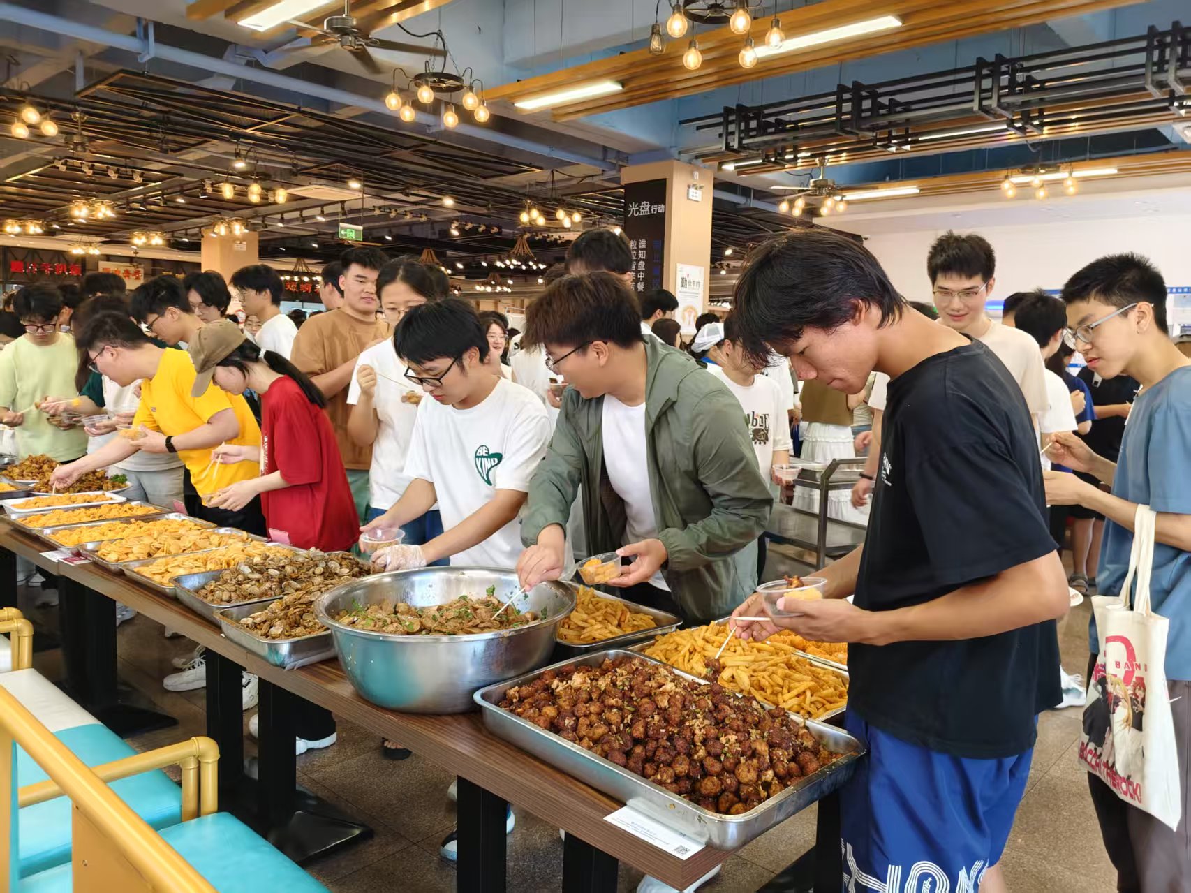 粽香情浓,虾香四溢|合肥工业大学翡翠湖校区第二食堂“吃小龙虾,品美食”狂欢盛宴欢乐落幕!