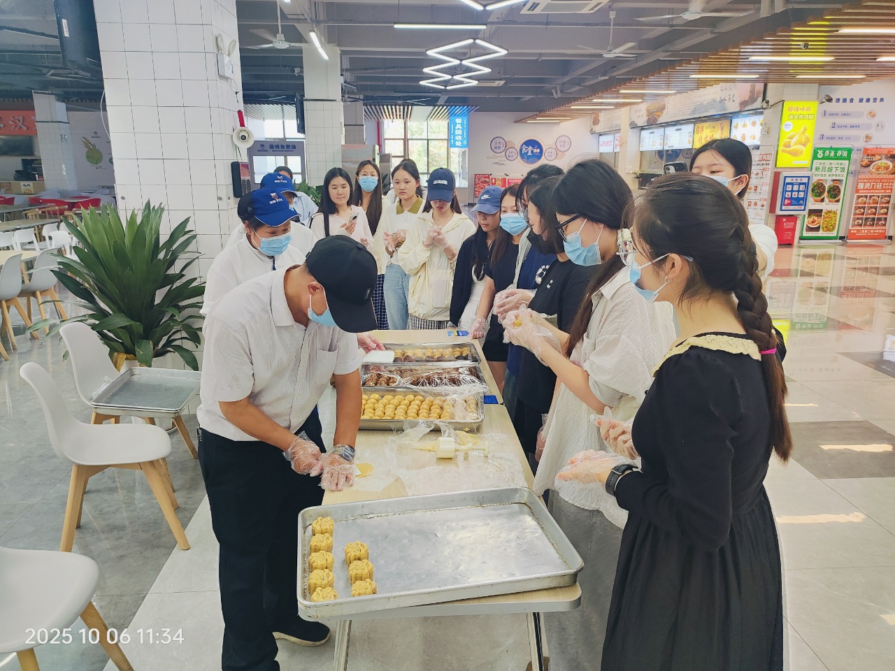润博进校园|双节温暖已送达!来自食堂的小甜蜜,请查收!