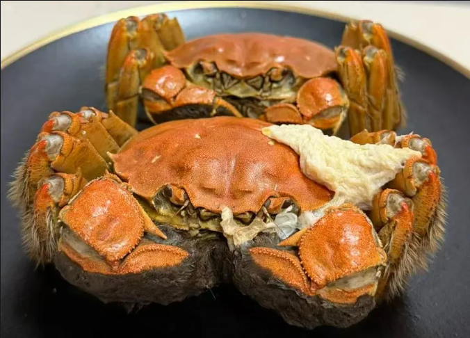 蒸熟的螃蟹身上，像鸡蛋白一样的固体是什么？能吃吗？（转载自人民日报）